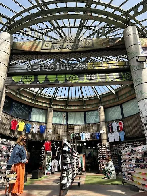 Standing Paris