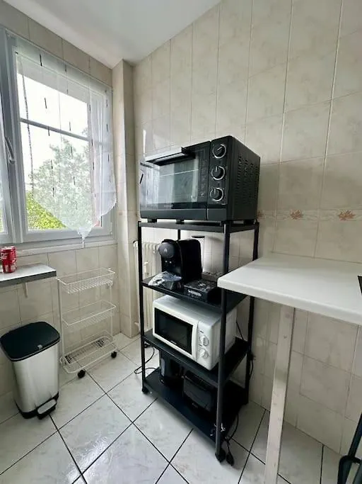 Standing Apartment *